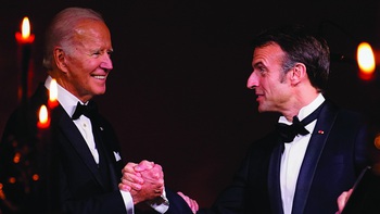 Biden và Macron: Cụng ly rồi cãi cọ