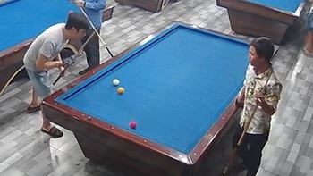 Đối thủ chán chẳng thèm nói khi chàng trai lượm siêu phẩm bida rùa
