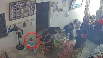 Bố ngã dập mông vì con đẩy ghế lúc nào không hay