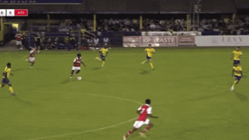 Sao trẻ Arsenal được ví như David Beckham nhờ cú bấm bóng ghi bàn từ giữa sân