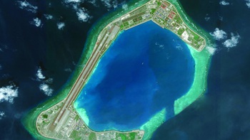 Biển Đông: Đằng sau bình phong cung ứng nhân đạo