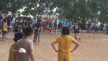 Thủ môn bắt penalty bị thủng lưới vì ăn mừng quá sớm