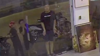 Chàng trai đứng hình khi đập mặt vào cửa kính cường lực