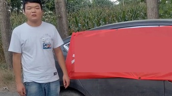 Thanh niên treo băng rôn, phát loa đòi bạn gái cũ 400 triệu đồng