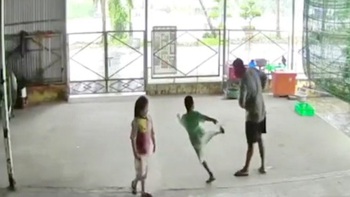 Bé trai vồ ếch khi trêu ghẹo bố