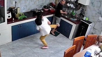 Vợ đùa giỡn vui khi thấy chồng rửa bát