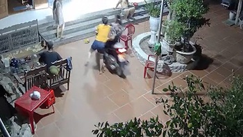 Người phụ nữ hú hồn vì vít ga xe máy tông vào cột nhà