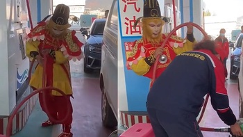 Tôn Ngộ Không hết phép lái ô tô đi đổ xăng