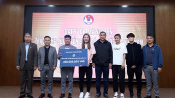 Quà Tết cho đội tuyển bóng đá nữ Việt Nam