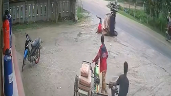 Tài xế ngã chổng vó vì chở hàng quá tải