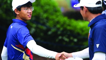 Làng golf trên vai những ông bố
