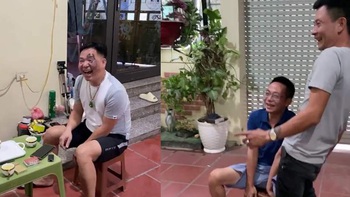 Hai người đàn ông cười khoái chí khi bạn thân bị trúng kế