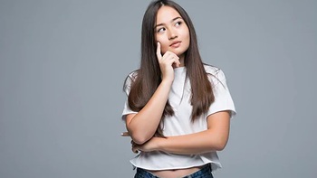 Người phụ nữ bán mũ lỗ bao nhiêu tiền?