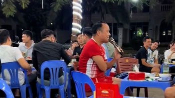 Chàng trai hát karaoke song ca nam nữ hay như nuốt đĩa
