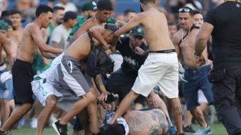 Cổ động viên Brazil ùa vào sân đánh nhau trước mặt Ronaldo