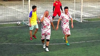 Cầu thủ vô tình lượm được bàn thắng khi bóng đập vào mặt