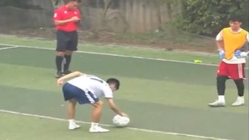 Chàng trai quê một cục vì ra vẻ khi sút penalty