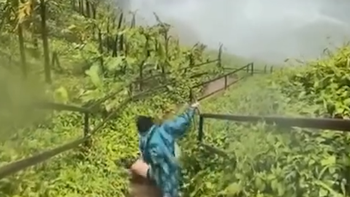 Chàng trai quê một cục khi ngã bậc thang kiểu cầu tuột