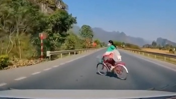 Pha quay xe của nữ sinh sang đường khiến bác tài choáng váng