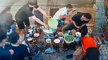 Pha bỏ cá kèo vào nồi lẩu khiến đám bạn bỏ chạy tán loạn