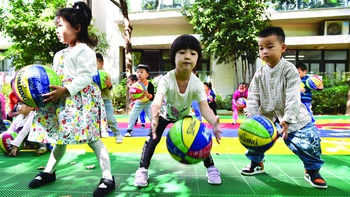 Trung Quốc: Trẻ ngại sinh, già đông đúc