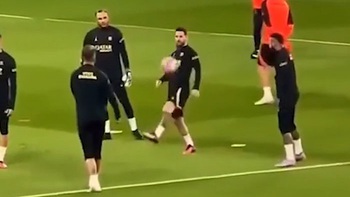 Pha xử lý ảo tung chảo của Neymar khi chơi bóng bổng với Messi