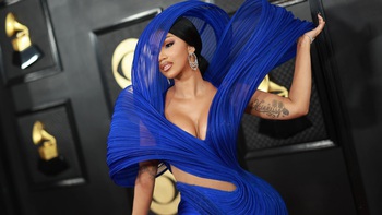 Cardi B gây ấn tượng với chiếc đầm xếp sóng 3D, na ná chiếc kèn vàng Grammy