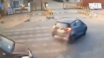 Ô tô biến mất dạng sau cú va chạm