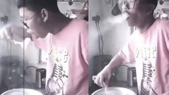 Chàng trai vừa ăn vừa thổi vì cơm nóng
