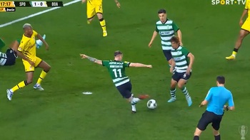Siêu phẩm vắt chéo chân kiểu Rabona khiến thủ môn bất lực
