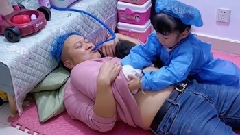 Chó, mèo hợp tác cùng ông chủ làm bệnh nhân 'phụ sản'