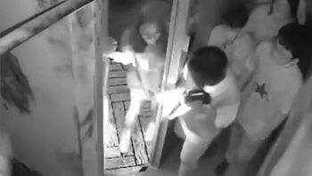 Nhóm bạn trẻ hú hồn chạy mất dép vì bị dọa ma