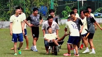 Cầu thủ chấn thương rời sân bằng xe rùa