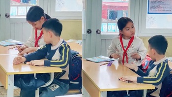 Bé gái chia bàn, dọa cho bạn 'ăn thước' nếu vượt qua ranh giới