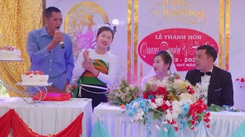 Đầu bếp đám cưới bị nhắc nhở vì mải ngắm MC quên bê mồi cho khách
