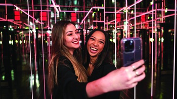Uống một ly, ăn một món và selfie trong nhà vệ sinh