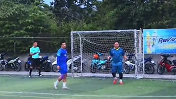 Thủ môn bắt penalty bị thủng lưới vì chủ quan