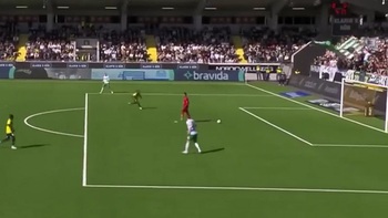 Thủ môn quên bóng có 1-0-2 báo hại đội nhà thủng lưới sớm