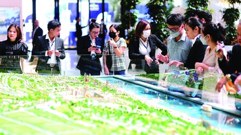 Giao dịch bất động sản phải qua sàn: từ buộc đến buông
