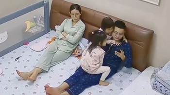 Hai con gái giành bố với mẹ