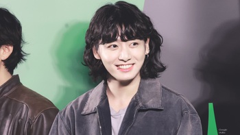Kiểu tóc dài nữ tính gây sốt của Jungkook