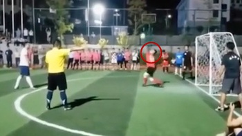 Thủ môn bắt penalty bị thủng lưới vì ăn mừng sớm (P7)