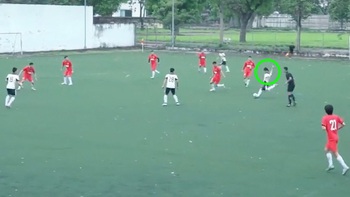 Chàng trai lập siêu phẩm như Roberto Carlos