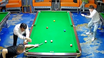 Hai chàng trai làm trò hề để cầu may trước cao thủ bida lỗ