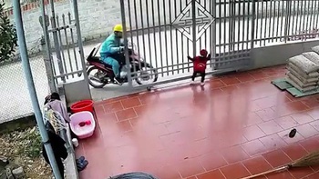 Bé con lon ton chạy ra mở cửa cổng đón bố đi làm về