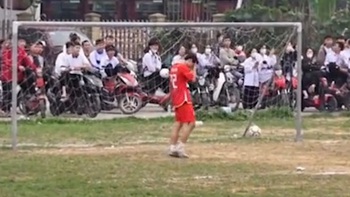 Thủ môn đỡ bóng hụt báo hại đội nhà bị thủng lưới