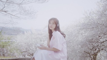 Người ôm pháo hoa chưa kịp hạ nhiệt, Đông Nhi tung tiếp đĩa vật lý và MV cho single mới