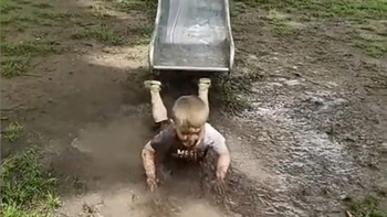 Bé trai cố tình 'vồ ếch' khi chơi cầu tuột