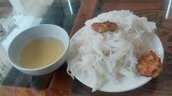 Ảnh vui 21-5: Suất bún chả 35.000 đồng có đúng bún với chả
