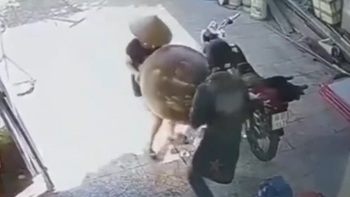 Màn khiêng chum đi vào lòng đất của hai vợ chồng